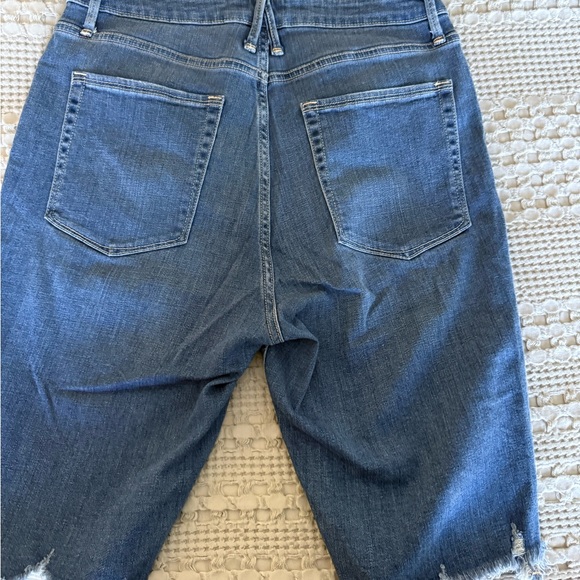 Good American Mid-Wash Frayed Hem Women's Jeans - Picture 2 of 4